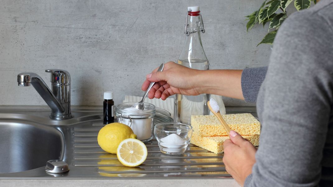 Geschirrspüler reinigen, Wäsche weißen, Insekten vertreiben: Zitronen sind ein genialer Helfer im Haushalt.