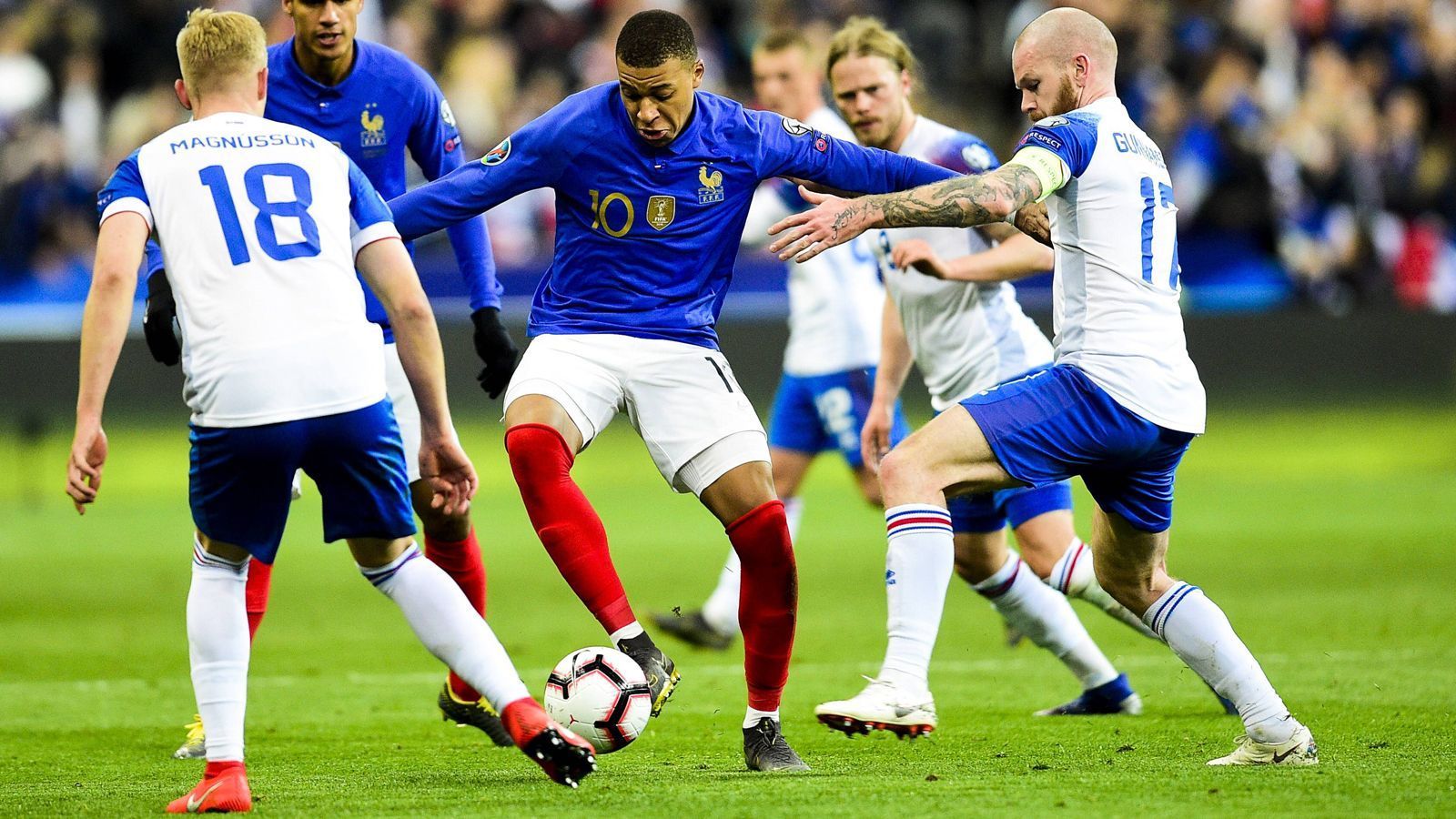 
                <strong>Island (Platz 3 in Gruppe H mit zwölf Punkten)</strong><br>
                Schon bei der EM-Endrunde 2016 setzte Island sportlich und fantechnisch ein gehöriges Ausrufezeichen, als sich der Inselstaat erstmals für ein Endrunden-Turnier qualifizieren konnte. Vier Jahre danach könnten die "Wikinger" wieder dabei sein. Mit zwölf Punkten nach sechs Spielen, liegt Island jeweils drei Zähler hinter der Türkei und Frankreich auf Platz 3 - also absolut noch in Schlagdistanz. Ein mögliches Schlüsselduell steht für das kleine Land mit nur rund 340.000 Einwohnern unmittelbar bevor. Im Oktober trifft Island zuhause auf Frankreich und könnte mit einem Sieg mit dem Weltmeister punktemäßig gleichziehen. Die endgültige Entscheidung fällt anschließend in den Spielen gegen Andorra bzw. in der Türkei und Moldawien.
              