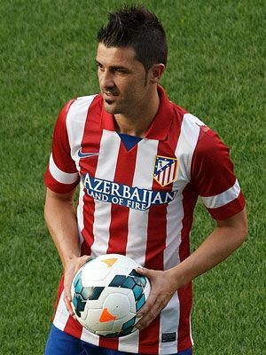 
                <strong>Atletico Madrid - Heimtrikot</strong><br>
                Für Ex-Barcelona-Spieler David Villa hat sich nicht allzu viel geändert. Auch in der Saison 2013/2014 geht der spanische Stürmer im Streifentrikot auf Torejagd, allerdings für Atletico Madrid
              