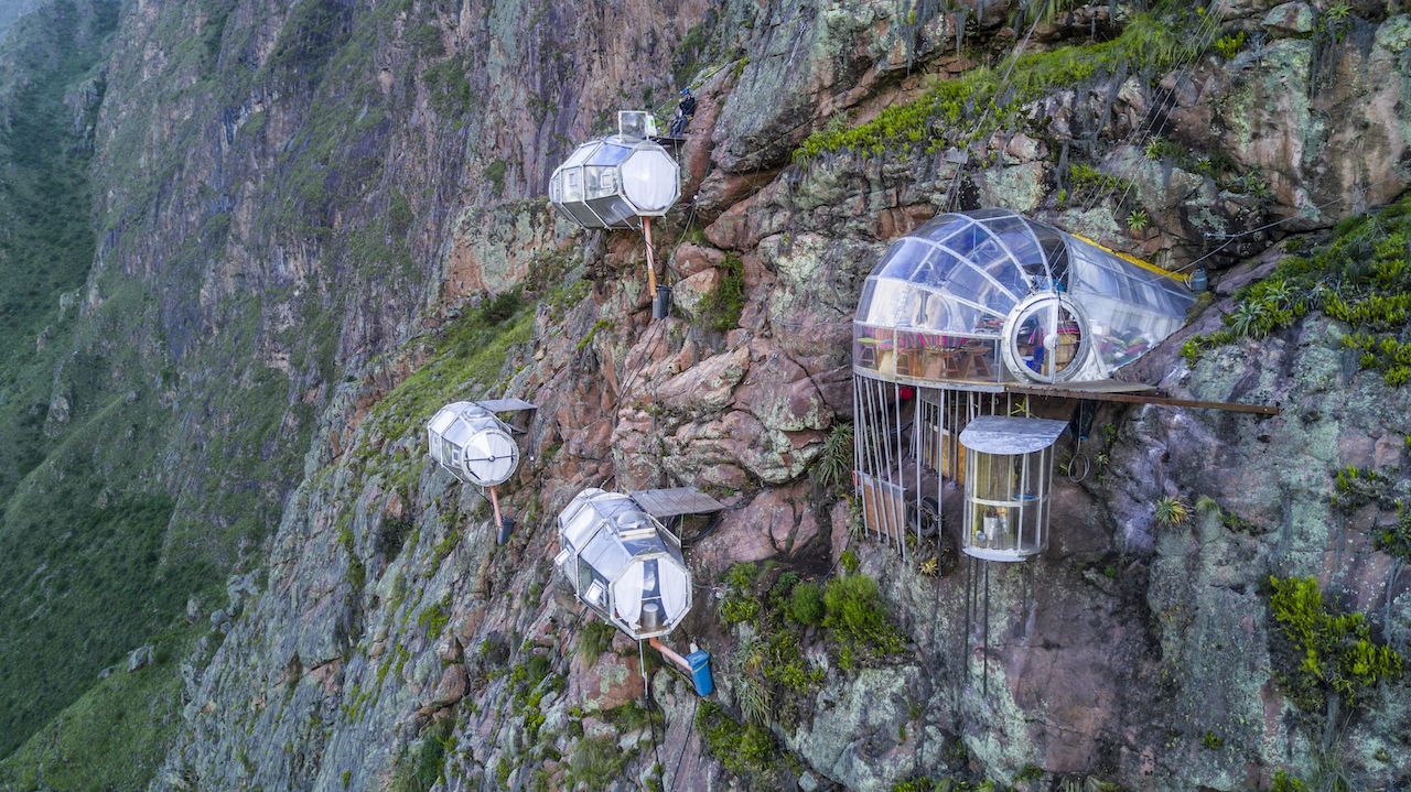 In 400 Metern Höhe an einer Felswand "klebend" einschlummern? Kannst du in diesen "Sky-Lodges" in den peruanischen Anden. Die Boxen sind aus weltraumtauglichem Aluminium und Policarbonat ...