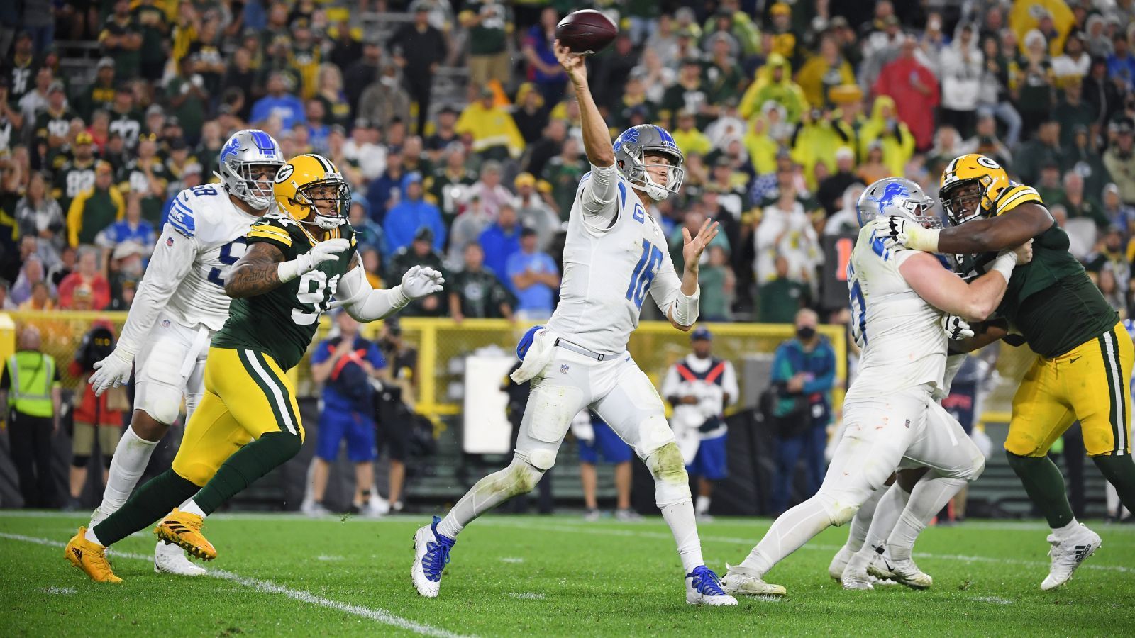 
                <strong>Woche 18</strong><br>
                Zum Abschluss der Saison empfangen die Lions den Divisions-Primus Green Bay Packers. Mit einem Sieg würden die Lions, vorausgesetzt alle zuvor genannten Szenarien sind eingetroffen, mit einer 6-10-1-Bilanz die Playoffs klar machen, wenn die Parallelspiele so enden:&#x2022; Die Falcons schlagen die Saints -<br>&#x2022; Die Giants schlagen Washington -<br>&#x2022; Die Cowboys schlagen die Eagles -<br>&#x2022; Die Bears schlagen die Vikings -<br>&#x2022; Die Rams schlagen die 49ers<br>
              