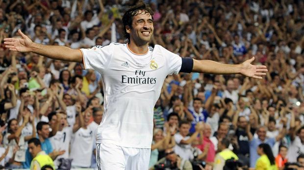 
                <strong>Raul</strong><br>
                Raul: Die lebende Legende von Real Madrid lief alleine auf Klubebene 932 Mal auf, dazu kommen noch die Länderspiele für Spanien, in denen er 44 Treffer erzielte. Drei Mal wurde der Ex-Schalker Raul in seiner 17 Jahre andauernden Laufbahn Champions-League-Sieger mit dem Madrilenen (1998, 2000, 2002). Nur eines musste er nicht ein einziges Mal miterleben: einen Platzverweis.
              