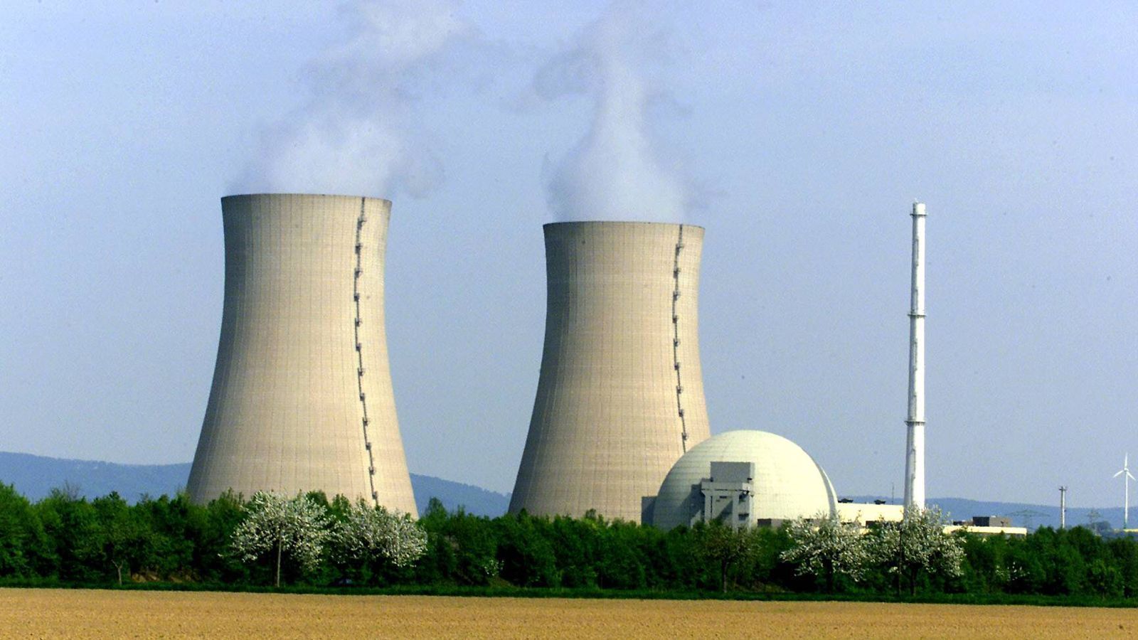 
                <strong>Deutschland beschließt Atomausstieg</strong><br>
                Am 16. Juni 2000 einigt sich die Bundesregierung unter Führung von Bundeskanzler Gerhard Schröder und die Energiewirtschaft auf einen Ausstieg aus der Atomenergie. Dem Entschluss gehen jahrelange Proteste voraus, die das Motto "Atomkraft? Nein Danke" haben.
              