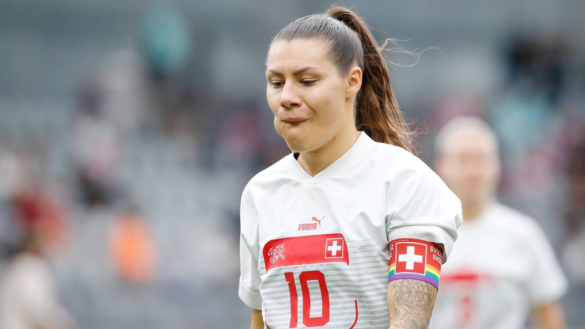 
                <strong>Schweiz - Ramona Bachmann & Ana-Maria Crnogorcevic</strong><br>
                Aus deutscher Sicht steht der größte Star der Schweizerinnen an der Seitenlinie, das Team wird von der früheren Nationalspielerin Inka Grings trainiert. Auf dem Platz kann sie auf ein durchaus klangvolles Sturmduo aus Ramona Bachmann (Foto) und Ana-Maria Crnogorcevic bauen. Beide spielen bei absoluten Topklubs in Europa - Bachmann bei Paris Saint-Germain, Crnogorcevic beim FC Barcelona. 
              