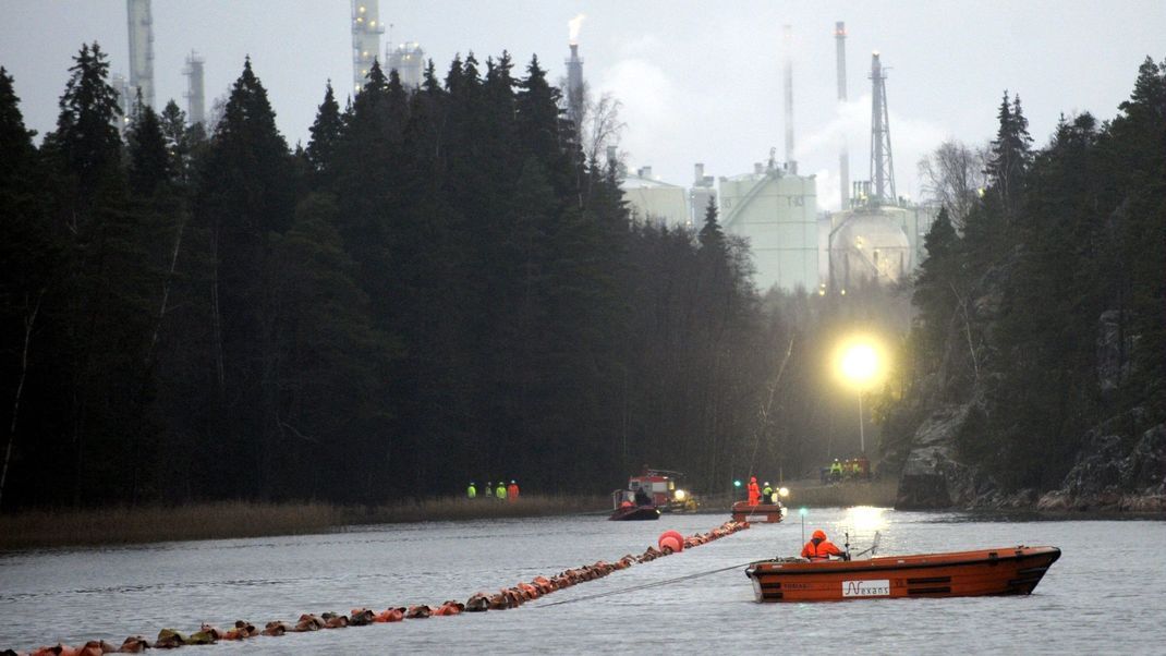 Archivaufnahme 25. November 2012, Finnland, Porvoo: Das Unterseekabel für die Stromverbindung EstLink2 zwischen Finnland und Estland wird mithilfe von Tauchern und Tragekissen an das Ufer von Nikuviken gezogen. 