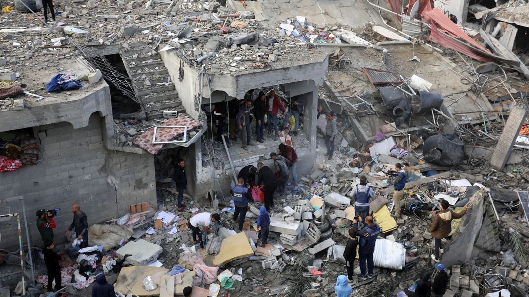 Bei einem israelischen Luftangriff auf ein Flüchtlingsviertel im Gazastreifen starben mehr als 70 Menschen.