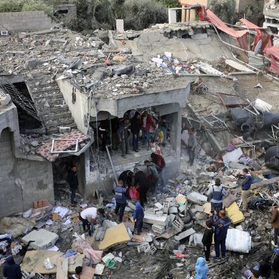 Bei einem israelischen Luftangriff auf ein Flüchtlingsviertel im Gazastreifen starben mehr als 70 Menschen.