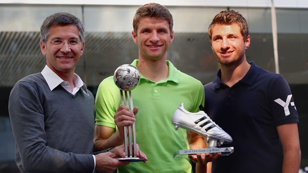 
                <strong>WM-Maskottchen</strong><br>
                WM-Maskottchen: Beim WM-Finale 2014 gegen Argentinien drückt Simon Müller seinem Bruder von der Tribüne aus die Daumen. Nach dem Turnier überreicht er Thomas die Auszeichnung für den zweitbesten Torschützen des Turniers.
              