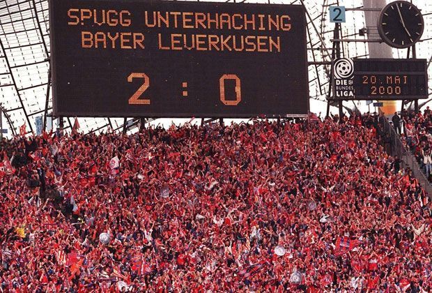 
                <strong>Meister: 2000</strong><br>
                2000: Vor dem letzten Spieltag steht Bayer Leverkusen kurz vor dem Titelgewinn: Drei Punkte Vorsprung vor dem FCB. Doch ausgerechnet wenige Kilometer südlich vom Olympiastadion mutiert Unterhaching zum Meistermacher und bezwingt Bayer 2:0. Bayern schlägt Bremen und bleibt Meister.
              