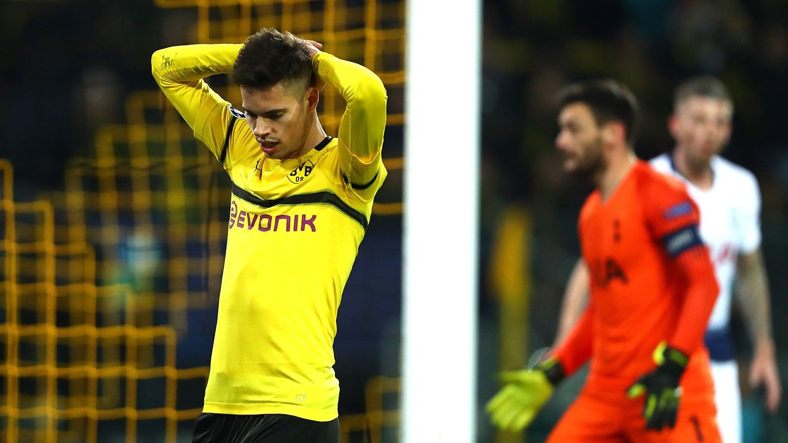 
                <strong>Dortmund vs. Tottenham</strong><br>
                Der BVB hoffte auf ein Wunder, aber vergeblich! Nach dem 0:1 gegen Tottenham Hotspur ist Borussia Dortmund aus der Champions League ausgeschieden. Die Einzelkritik der BVB-Stars.
              