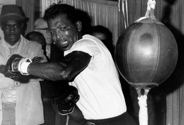 
                <strong>5. Sugar Ray Robinson</strong><br>
                Sugar Ray Robinson ist selbst für Muhammad Ali der größte Boxer aller Zeiten. Unglaubliche 203 Profikämpfe bestritt Robinson, wovon er 175 für sich entscheiden konnte. Nach seiner Karriere entdeckte ihn Hollywood und er spielte in mehreren Filmen mit.
              