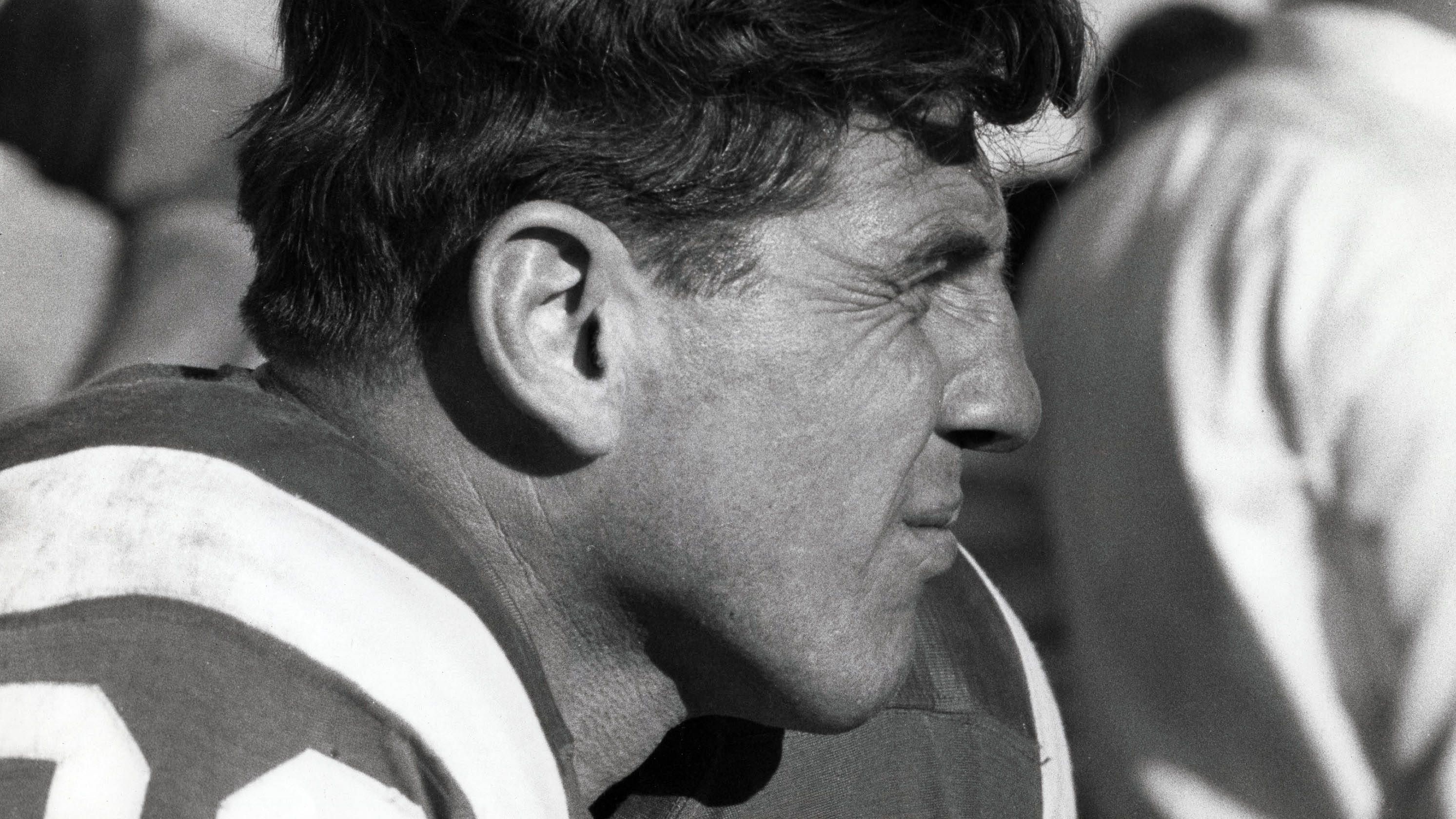 <strong>Rang 7: Chuck Bednarik (Linebacker, Center - Eagles)</strong><br>Er war der letzte große Two-Way-Player der Liga. Er stürzte sich buchstäblich auf jeden, der den Ball hatte. Sein Markenzeichen war sein vernichtender Tackle gegen Giants-Halfback Frank Gifford im Jahr 1960. Im selben Jahr führte er die Eagles im Endspiel der Liga zum Sieg über die Packers von Vince Lombardi. Als ältester Spieler auf dem Feld stand er an diesem Tag bei 139 von 142 Philly-Spielzügen auf dem Feld.