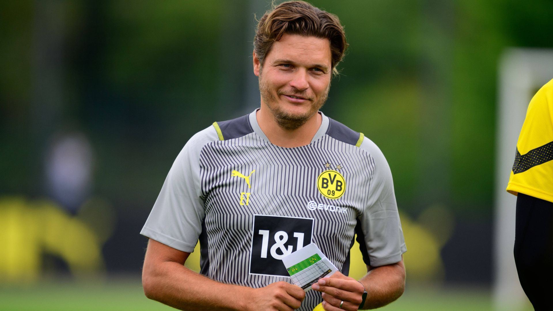 
                <strong>Der Trainingsauftakt von Borussia Dortmund</strong><br>
                Viele Fans sind sicherlich auch wegen ihm gekommen: Edin Terzic. Der beliebte Trainer musste ja noch zu Beginn der vergangenen Saison Marco Rose weichen. Jetzt ist er Roses Nachfolger und wurde von den Fans herzlich empfangen.
              