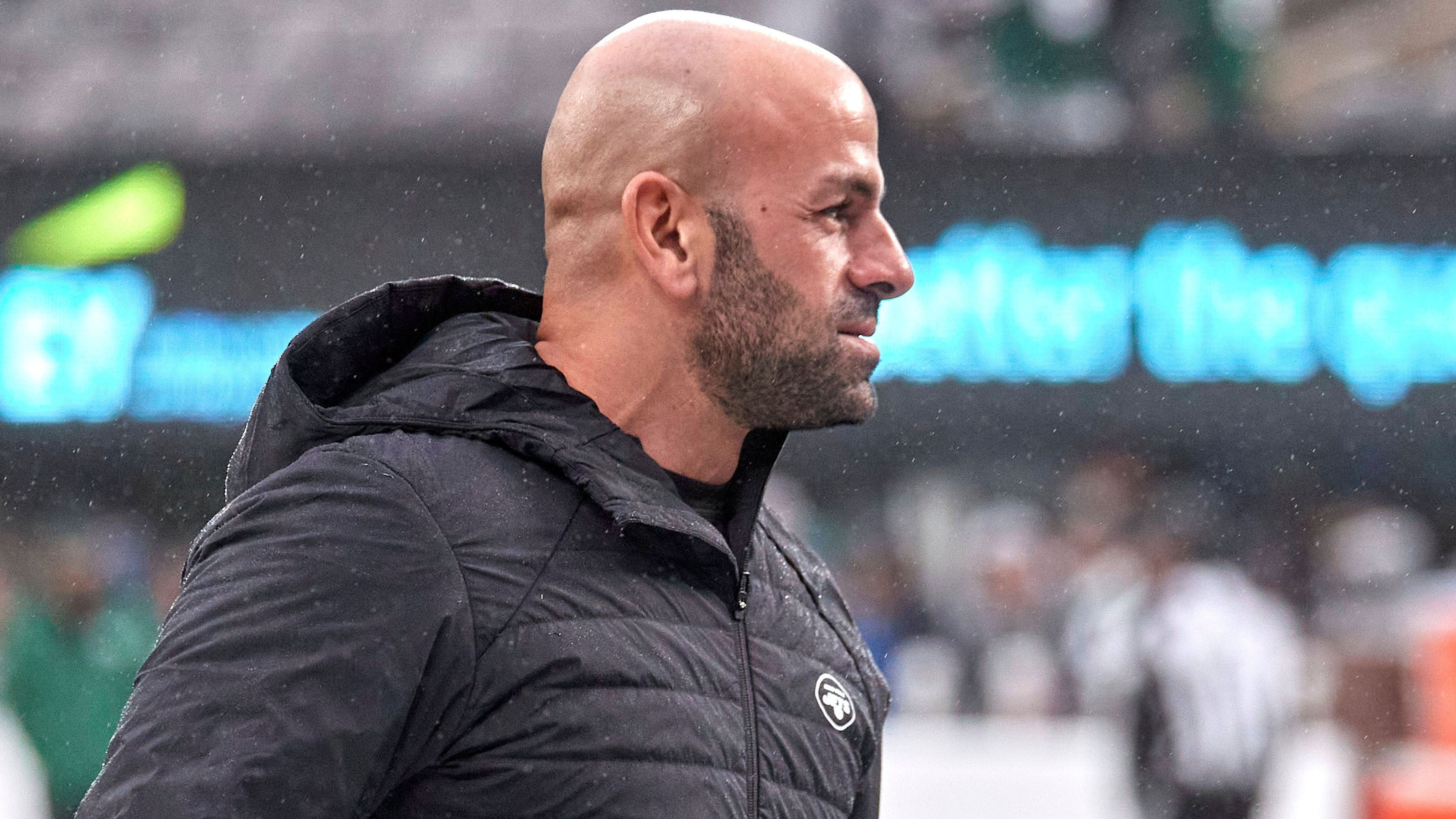 <strong>Verlierer: Robert Saleh (New York Jets)</strong><br>Ja, wir verstehen die Situation bei den New York Jets. Dass Aaron Rodgers sich im vierten Play der Saison schwer verletzt, ist großes Unglück. Überhaupt scheint auf den Jets eine Art Fluch zu liegen. Und Robert Salehs Spezialgebiet, die Defense, funktioniert ja wirklich gut. Dennoch ist der Head Coach einer der Verlierer des Spieltags.