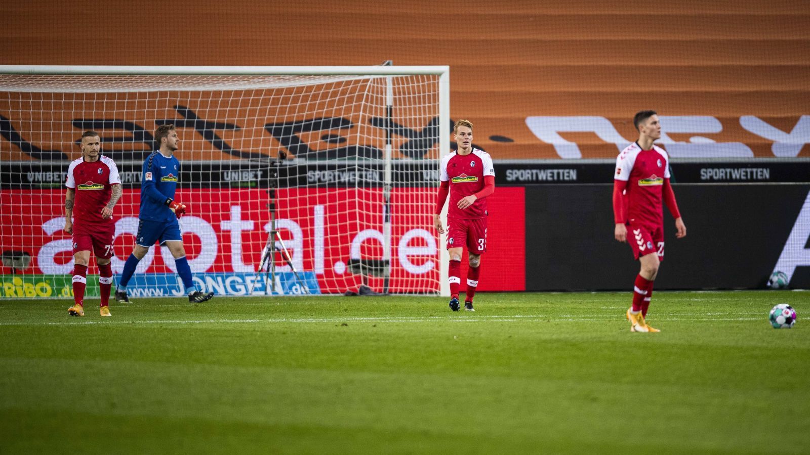 
                <strong>Ist der SC Freiburg reif für Europa?</strong><br>
                Der SC Freiburg spielt eine sehr gute Saison, der Klassenerhalt ist quasi fix. Am 28. Spieltag stolpern die Freiburger jedoch in Bielefeld, verlieren 0:1. Ein Dämpfer für die Träume vom internationalen Geschäft im Schwarzwald. ran macht den Europapokal-Check mit dem Sport-Club.
              