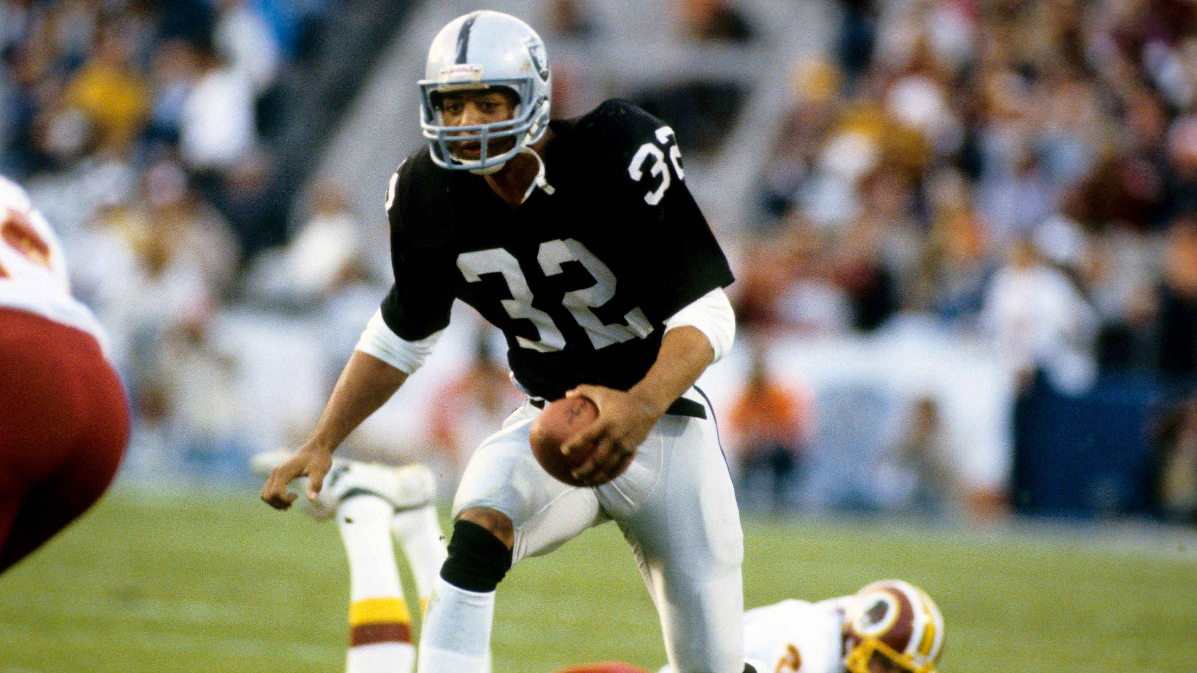 
                <strong>Las Vegas Raiders: Marcus Allen</strong><br>
                8.545 Yards bei 2.090 Runs - 79 Touchdowns
              