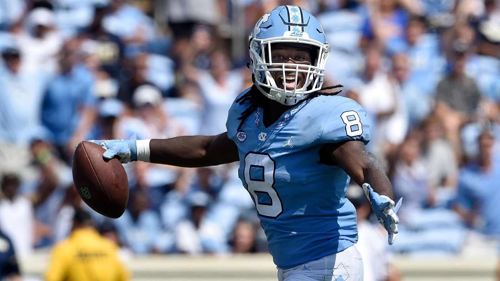 
                <strong>Michael Carter (North Carolina)</strong><br>
                Neben Javonte Williams wird in Michael Carter noch ein zweiter Running Back der North Carolina Tar Heels im Draft verfügbar sein. Zwar erzielte er 2020 "nur" neun Touchdowns, lief aber trotzdem für starke 1245 Yards. Aufgrund seiner eher geringen Körpergröße verfügt Carter über eine hohe Beweglichkeit, offenbarte in der Vergangenheit aber Defizite im Durchbrechen gegnerischer Tackles.
              