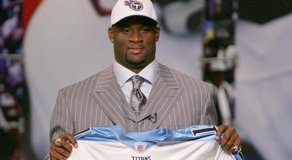 
                <strong>NFL-Draft 2006</strong><br>
                In der ersten Runde ausgewählte Quarterbacks:Pick 3 (Tennessee Titans) - Vince Young(Foto/aktiv von 2006 bis 2011) - Pick 10 (Arizona Cardinals) - Matt Leinart (aktiv von 2006 bis 2012) - Pick 11 (Denver Broncos) - Jay Cutler (aktiv von 2006 bis 2017)
              