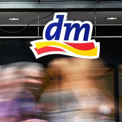 Die Drogeriekette dm will in Zukunft rezeptfreie Medikamente verkaufen.