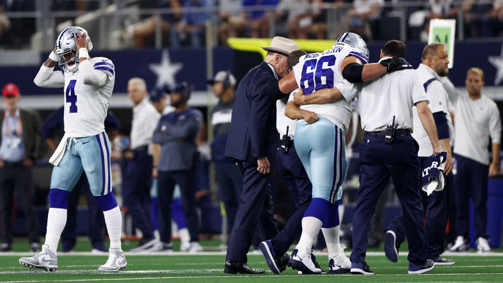 
                <strong>Verlierer: Die gesamte Offense der Dallas Cowboys</strong><br>
                Den schwärzesten Arbeitstag aller NFL-Offenses in Woche eins verlebten jedoch die Dallas Cowboys. Nicht nur brachte "America's Team" nur knapp 240 Yards insgesamt zu Stande, neben Franchise Quarterback Dak Prescott, der bis zu acht Wochen fehlen wird, verletzte sich auch noch Offensive Lineman Connor McGovern. Neben dem bereits lange fehlenden Tackle Tyron Smith ist Dallas also wochenlang ohne drei wichtige Pfeiler der Offense. Leistungsmäßig war auch von Running Back Tony Pollard (sechs Läufe für acht Yards) und Receiver CeeDee Lamb (zwei Catches bei elf Targets für 29 Yards) nichts zu sehen. Ausnahme nur vorher angesprochener Noah Brown. Das wird nicht der letzte harte Sonntag für die Cowboys gewesen sein.
              