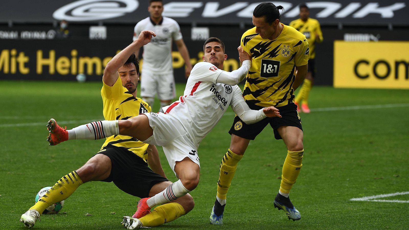 
                <strong>Was steht unter dem Strich?</strong><br>
                Die Eintracht hat mit jetzt 50 Punkten alle Trümpfe zur ersten Champions-League-Qualifikation der Vereinsgeschichte in der Hand. Sieben Zähler beträgt der Vorsprung auf den BVB und Leverkusen. Die Dortmunder müssten in den verbliebenen Spielen nun schon fast alle Punkte holen und brauchen ein kleines Wunder, um die SGE noch zu überholen.
              