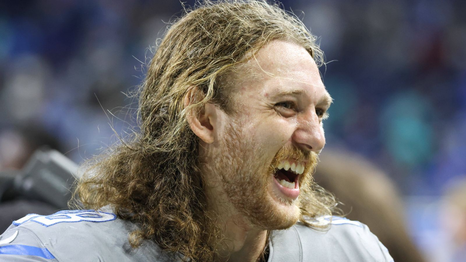 
                <strong>Gewinner: T.J. Hockenson (Minnesota Vikings)</strong><br>
                Wie verbessert man seine NFL-Bilanz über Nacht von 1-6 auf 6-1? Die Trading Deadline macht es möglich. T.J. Hockenson wechselte nämlich innerhalb der NFC North von den Detroit Lions zu den Minnesota Vikings. Die Trade-Modalitäten beiseite, für Hockenson ist dieser Trade Gold wert. Nicht nur verbessern sich für den vielseitigen Tight End die sportlichen Rahmenbedingungen, in seinem vierten Jahr - und damit Vertragsjahr - kann er sich bei einem voraussichtlichen Playoff-Team ins Rampenlicht spielen. Durch die Verletzung von Irv Smith bei den Vikings wird er auch als Nummer eins auf seiner Position an den Start gehen.
              