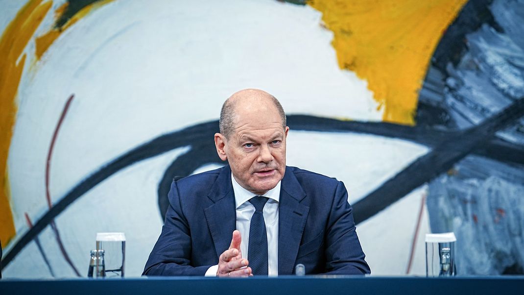 Bundeskanzler Olaf Scholz (SPD) gibt eine Pressekonferenz nach der Ministerpräsidentenkonferenz im Bundeskanzleramt.