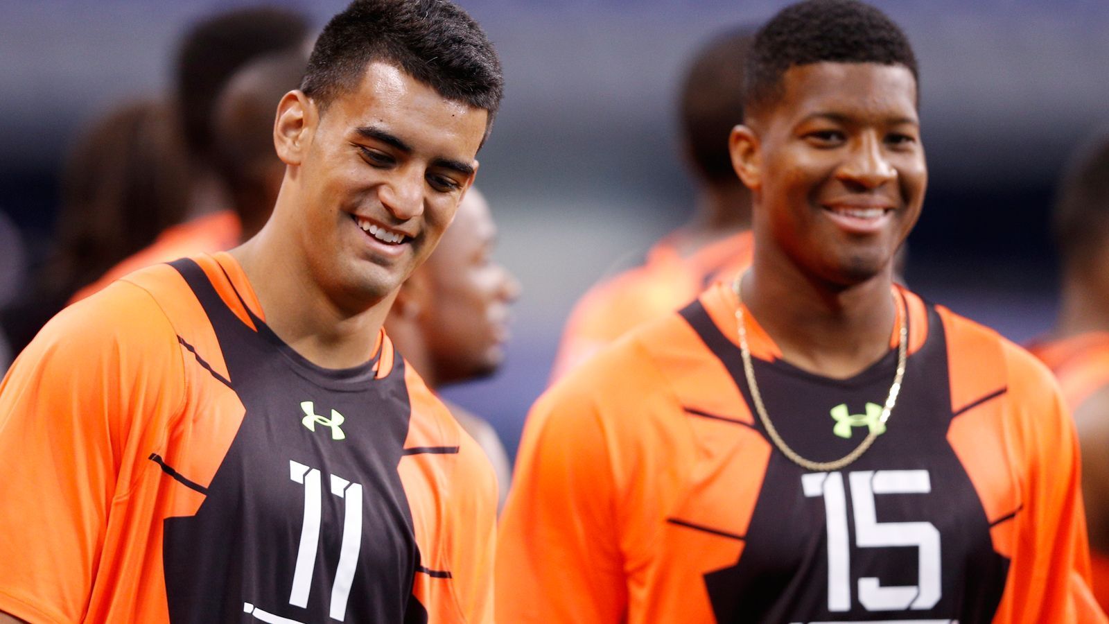 
                <strong>Nummer-1-Pick 2015 vs Nummer-2-Pick 2015</strong><br>
                Es war im April 2015 das große Duell. Jameis Winston (re.) gegen Marcus Mariota. Es ging nicht um Punkte, sondern um die Frage: Wen wählen die Tampa Bay Buccaneers an 1. Stelle im Draft. Die Experten waren sich uneinig, selten war vor einem Draft die Pro/Contra-Diskussion so ausgeglichen wie in jenem Jahr. Die Bucs entschieden sich für Winston, Mariota ging einen Pick später nach Nashville zu den Tennessee Titans.
              