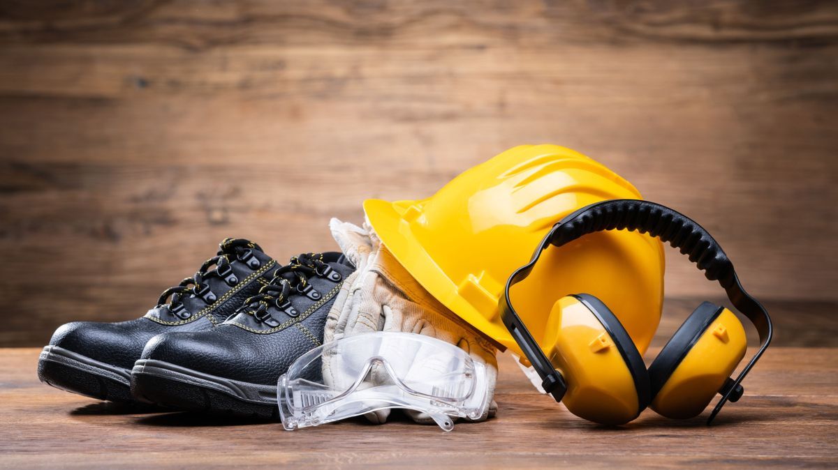 Sicherheit beim Heimwerken / auf der Baustelle: Sicherheitsschuhe, Arbeitshandschuhe, Schutzbrille, Bauhelm, Schallschutz/Ohrschützer