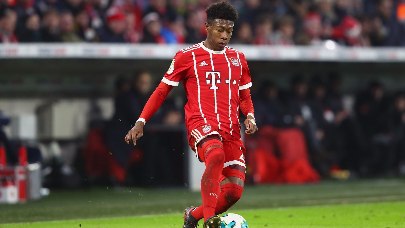 
                <strong>David Alaba</strong><br>
                Unverzichtbar - das ist die richtige Beschreibung für David Alaba. Der Österreicher kämpfte sich einst über den Nachwuchs und die zweite Mannschaft der Bayern nach oben, wurde von Coach Louis van Gaal ins kalte Bundesliga-Wasser geschmissen - und schwamm! Heute ist der Linksfuß, der zwischenzeitlich an 1899 Hoffenheim verliehen war, einer der besten Linksverteidiger der Welt und unumstrittener Stammspieler bei den Münchnern. Zudem wächst er wie Kimmich immer mehr in die Rolle eines Führungsspielers.
              