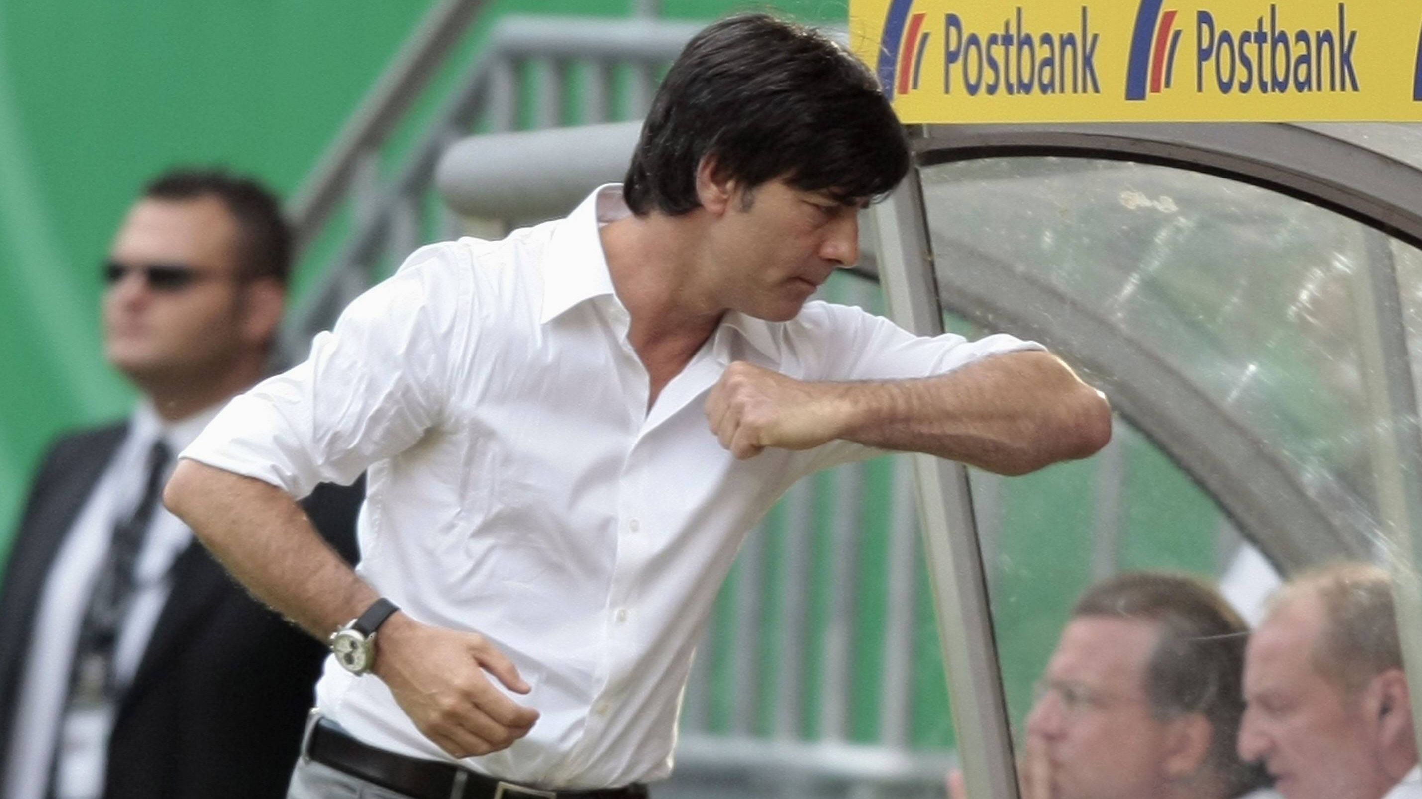 
                <strong>Die wahren Kenner</strong><br>
                Mit dabei war auch ein junger Bundestrainer Joachim Löw. Der ärgerte sich 2008 in Kaiserslautern über die Leistung seiner Elf im Freundschaftsspiel gegen die Weißrussen. Die deutlich schmalere Brust blieb bei der Wut-Geste allerdings von Quetschungen der Arterie verschont, nur der Stolz war etwas angeknackst nach dem 2:2 - auch weil die DFB-Elf eine 2:0-Halbzeitführung verspielt hatte. 
              