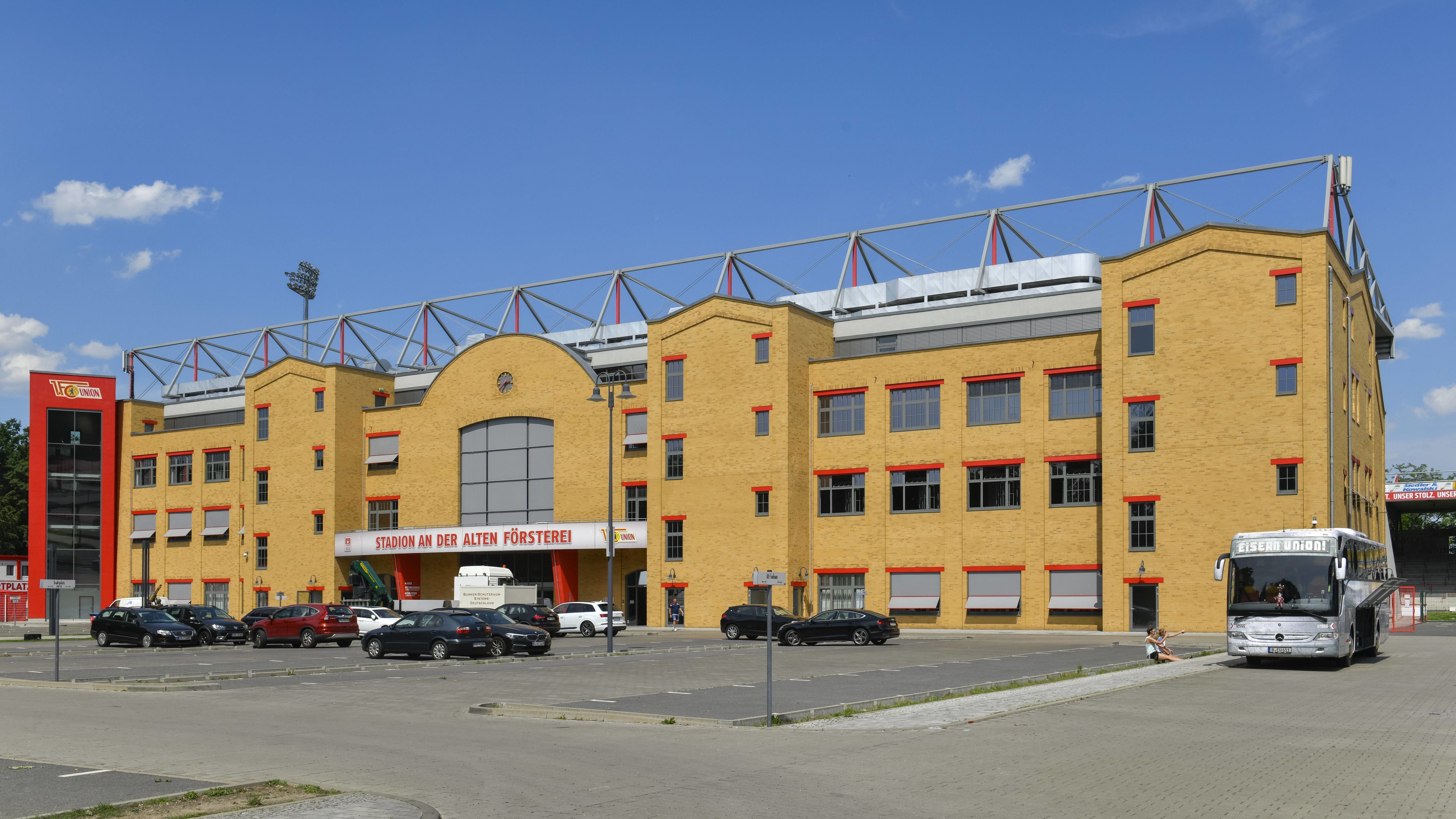 
                <strong>1. FC Union Berlin</strong><br>
                Der Aufsteiger spielt im "Stadion an der alten Försterei" seine Heimspiele.
              