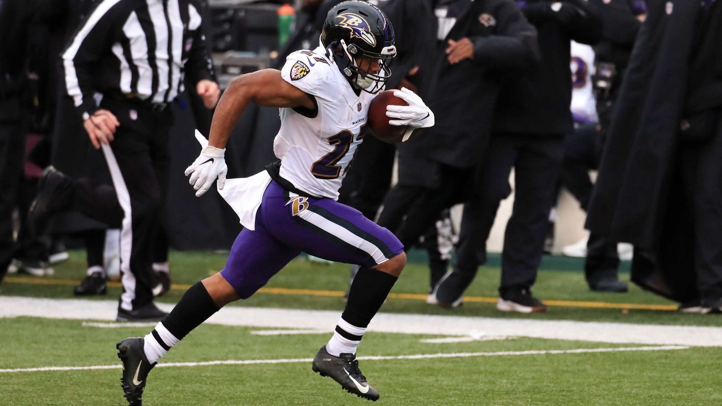 
                <strong>Platz 4: J.K. Dobbins (Running Back, Baltimore Ravens)</strong><br>
                Die Baltimore Ravens haben in der letzten Saison mit 3.071 Rushing Yards ihre Gegner in Grund und Boden gerannt. Rookie J.K. Dobbins hatte mit seinen 805 Rushing Yards einen ordentlichen Anteil dran - und das obwohl er sich die Snaps im Backfield teilen musste.&#x2022; <strong><strong>Läufe über 10 Yards und mehr:</strong> 20 -</strong><br>&#x2022; <strong><strong>Läufe mit 24+ km/h:</strong> 33 -</strong><br>&#x2022; <strong>Läufe 24+ km/h prozentual: 24,6%</strong><br>
              