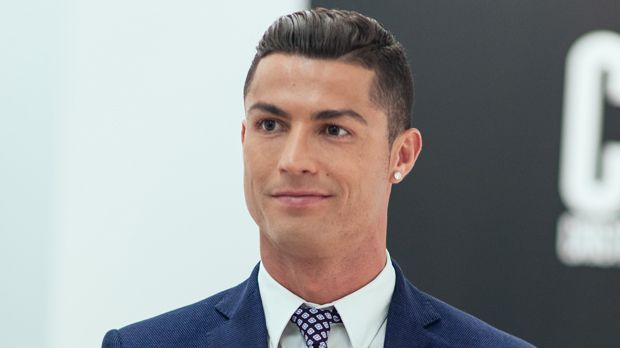 
                <strong>Cristiano Ronaldo 2016</strong><br>
                Cristiano Ronaldo - 2016. Im europäischen Fußball setzt Christiano Ronaldo neue Maßstäbe. In der Öffentlichkeit gibt sich der eitle Portugiese heutzutage meist perfekt gestylt.
              