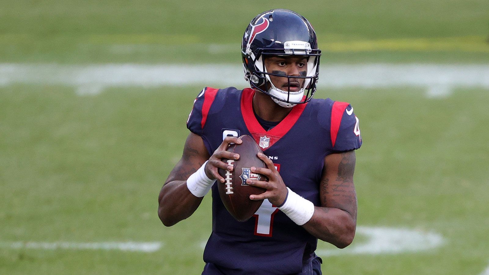 
                <strong>Deshaun Watson (Houston Texans)</strong><br>
                Der Grund dafür ist Deshaun Watson. Der Star-Quarterback will weg aus Houston, mögliche Interessenten sollen Schlange stehen - unter anderem die Raiders. Laut Rapoport könnten neben der Franchise aus "Sin City" aber auch die Verantwortlichen des sechsmaligen Super-Bowl-Champions New England dazugehören. Watson überzeugte 2020 als einer der wenigen Spieler im Team, führte die NFL mit 4823 Passing Yards an und warf für 33 Touchdowns bei nur sieben Interceptions.
              