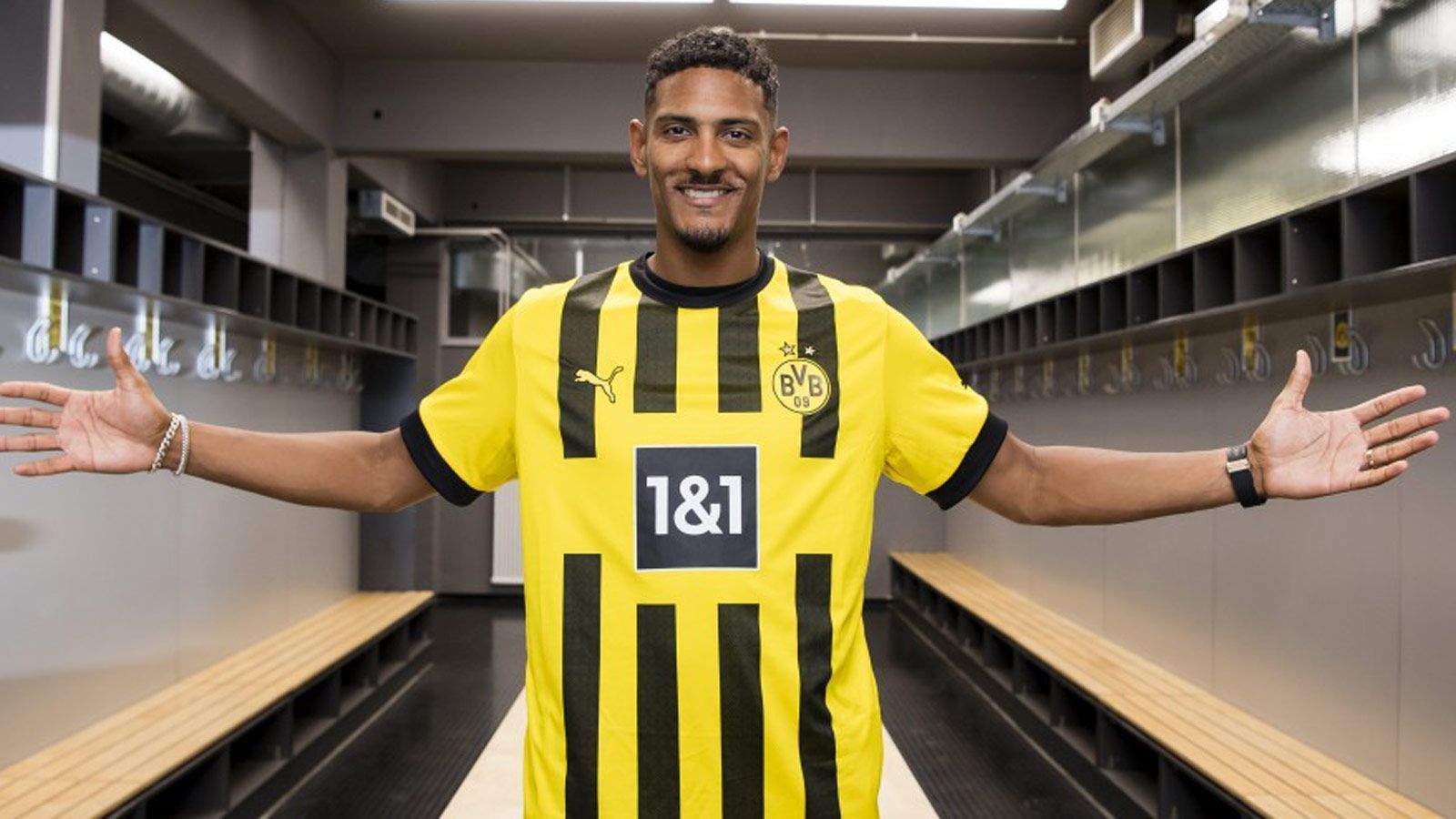 
                <strong>Sebastien Haller (Borussia Dortmund)</strong><br>
                Es ist offiziell! Borussia Dortmund verpflichtet Stürmer Sebastien Haller von Ajax Amsterdam. Der 1,90 Meter große Mittelstürmer war bereits zum Medizincheck in Dortmund. Er unterschreibt bei den Schwarz-Gelben einen Vertrag bis Juni 2026 und soll laut Medienberichten mit Boni bis zu 35 Millionen Euro kosten. Beim BVB tritt er die Nachfolge für den nach England abgewanderten Erling Haaland an. Der 28-jährige Haller kennt die Bundesliga bereits aus Frankfurt, spielte danach bei West Ham United und zuletzt bei Ajax Amsterdam. Bei den Niederländern erzielte er in der vergangenen Saison 34 Tore in 42 Pflichtspielen. "Das Gesamtpaket ist sehr vielversprechend. Sebastien bringt eine hohe körperliche Präsenz mit sich, auch physisch ist er sehr belastbar. Mit seiner Erfahrung kann er gerade unseren jungen Kräften in der der Offensive auch Halt und Stabilität verleihen. In den Gesprächen mit uns hat er klar zum Ausdruck gebracht, dass er mit dem BVB einiges erreichen möchte", sagte Sportdirektor Sebastian Kehl in einer Stellungnahme
              