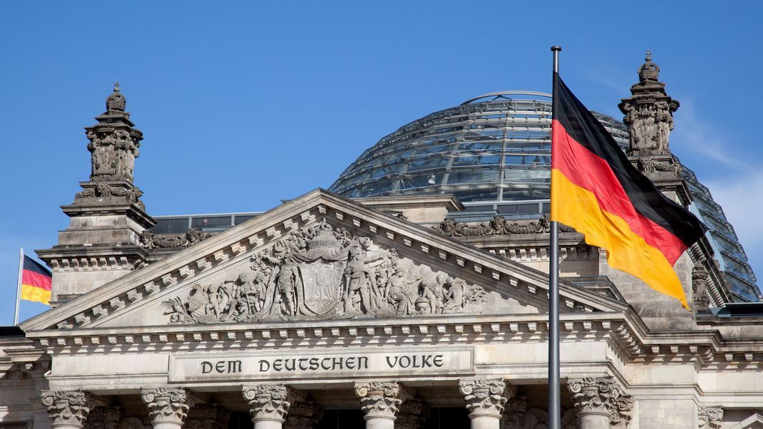 Der Deutsche Bundestag im Antlitz der Berliner Mittagssonne.