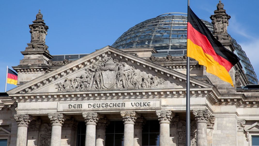 Der Deutsche Bundestag im Antlitz der Berliner Mittagssonne.