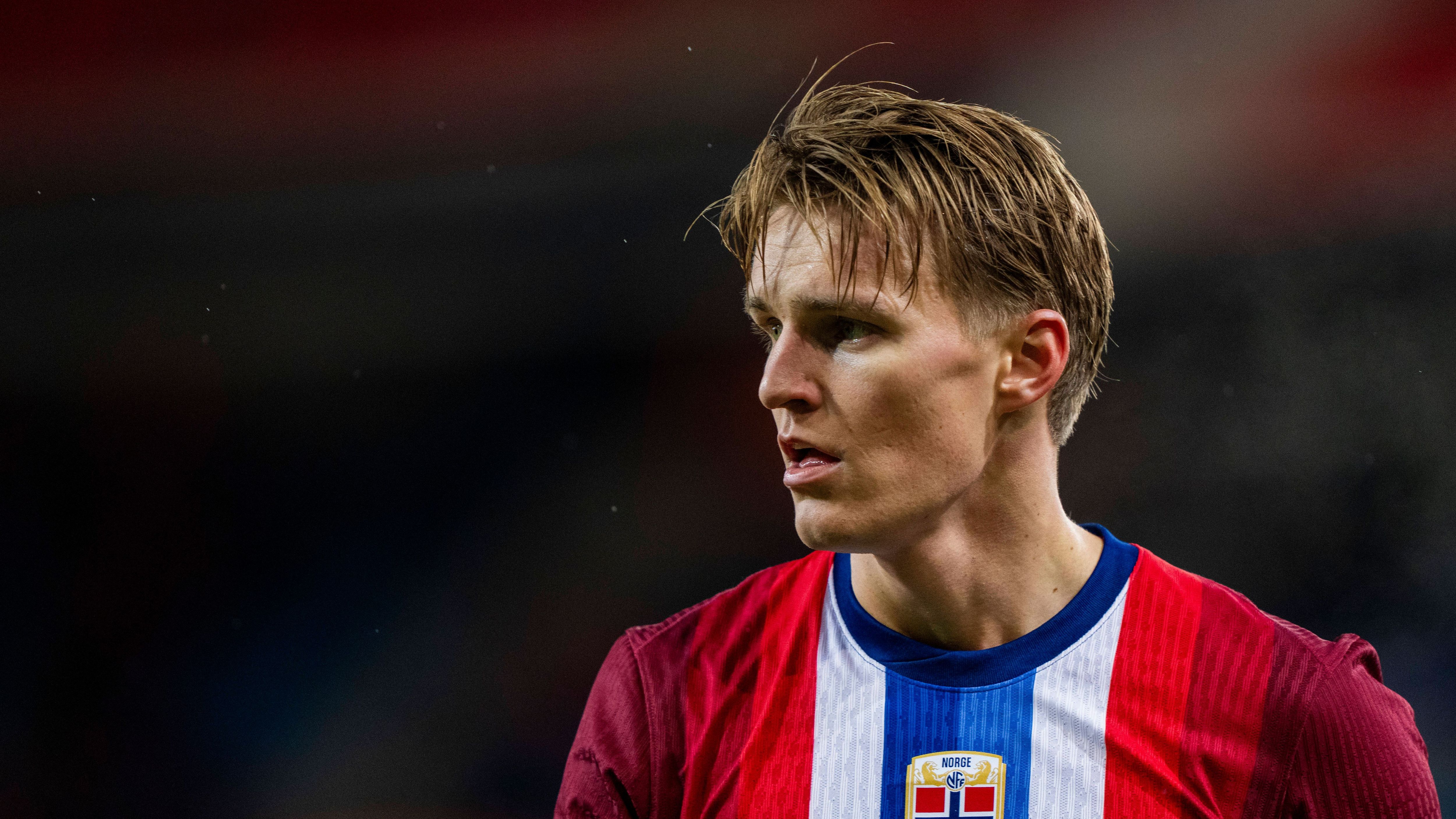 <strong>Martin Ödegaard (Norwegen)</strong><br>Durch das Scheitern Norwegens in der EM-Quali muss auch Arsenal-Star Martin Ödegaard die EM vom Fernseher aus verfolgen. Der dritte Platz in ihrer Quali-Gruppe hinter Spanien und Schottland reichte nicht, um bei der EM in Deutschland dabei zu sein. Mit dem FC Arsenal steht der Kapitän der "Gunners" aktuell auf dem ersten Platz der Premier League.