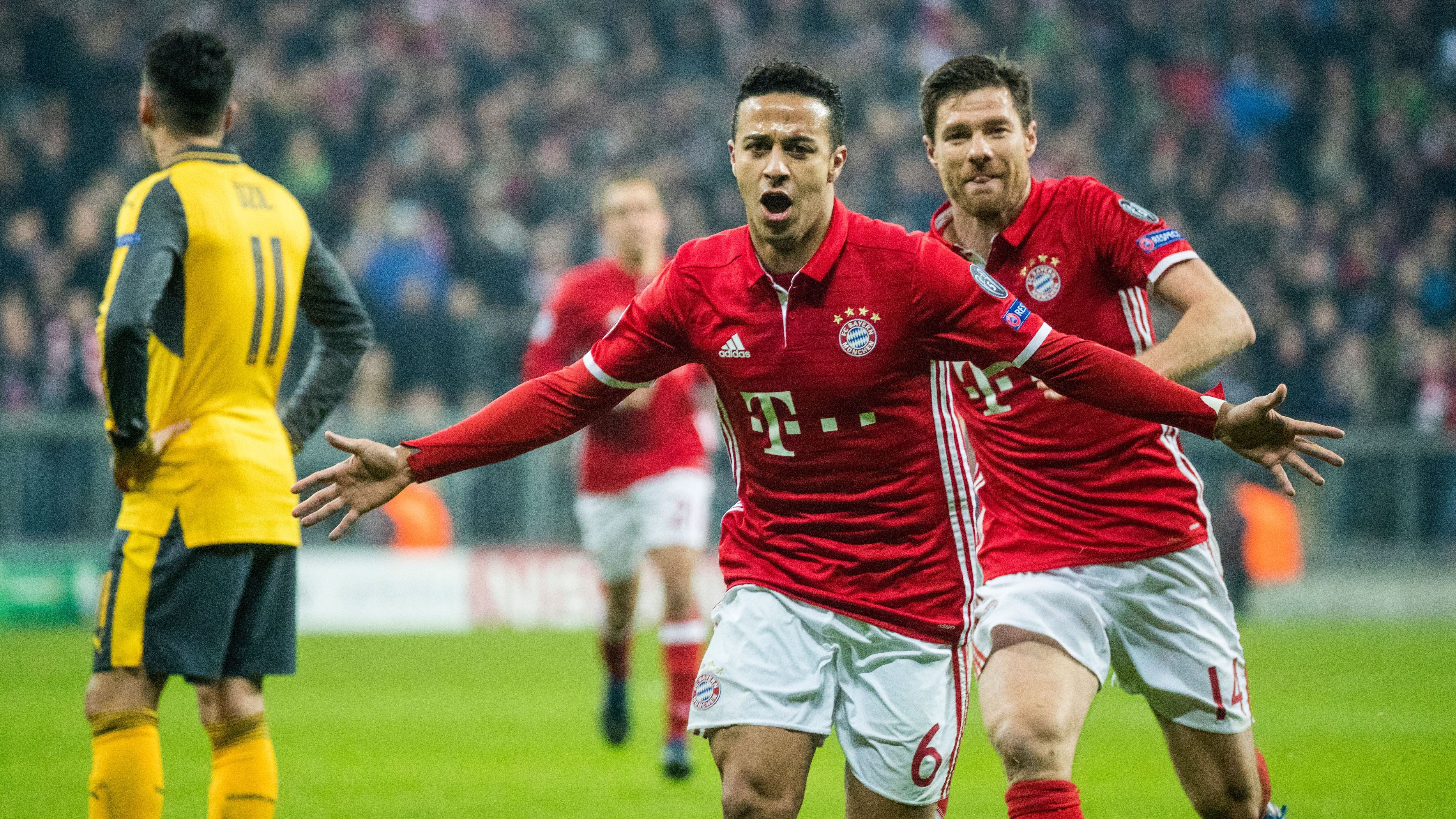 <strong>Achtelfinale 16/17: FC Bayern - FC Arsenal 5:1<br></strong>Anderthalb Jahre später gab's das nächste Spektakel in der Allianz Arena. Thiago brillierte mit zwei Toren und einem Assist, auch Lewandowski, Robben und Müller trafen. Zur Halbzeit stand es dank Alexis Sanchez noch 1:1, ehe die Ancelotti-Elf kurz nach dem Seitenwechsel binnen zehn Minuten drei Mal netzte und frühzeitig alles klarmachte.