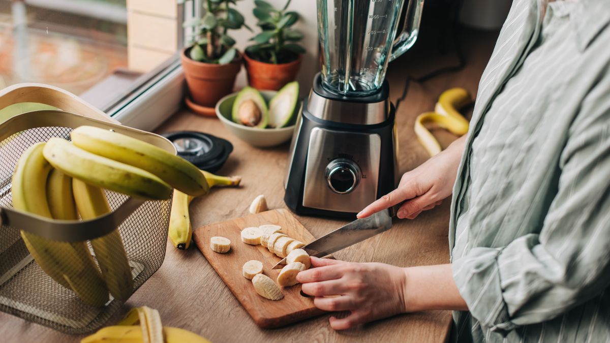 Bananen sind reich an wertvollen B-Vitaminen, insbesondere Vitamin B6, das sich positiv auf den Östrogenspiegel auswirkt. 