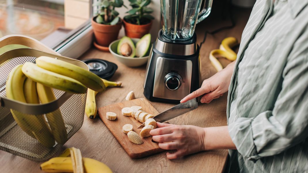 Bananen sind reich an wertvollen B-Vitaminen, insbesondere Vitamin B6, das sich positiv auf den Östrogenspiegel auswirkt. 