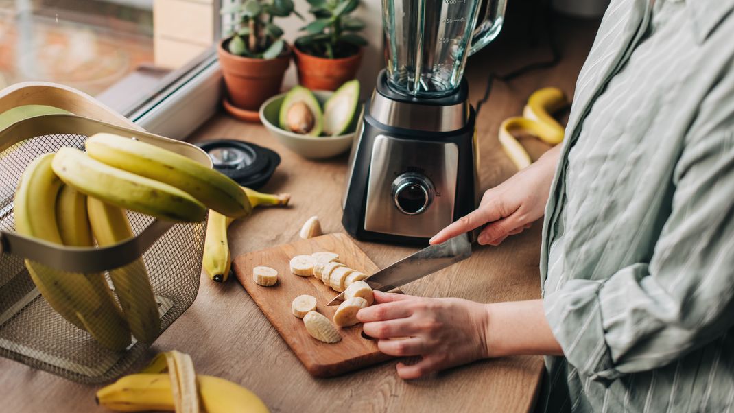 Bananen sind reich an wertvollen B-Vitaminen, insbesondere Vitamin B6, das sich positiv auf den Östrogenspiegel auswirkt.