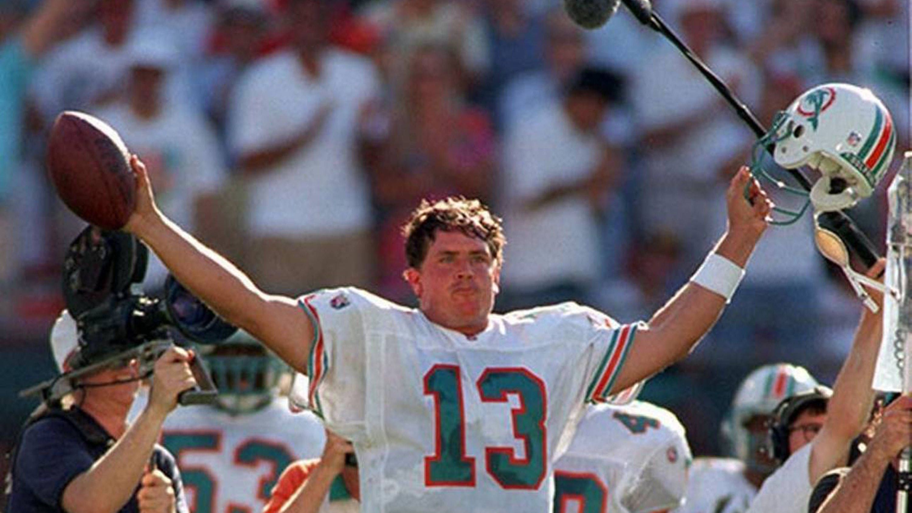 <strong>13: Dan Marino</strong><br>Team: Miami Dolphins<br>Position: Quarterback<br>Erfolge: Pro Football Hall of Famer, 1984 NFL MVP<br>Honorable Mention: Kurt Warner