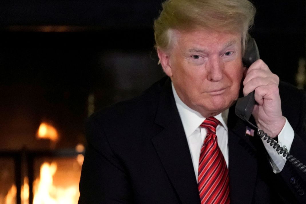 US-Präsident Donald Trump telefoniert im Weißen Haus.