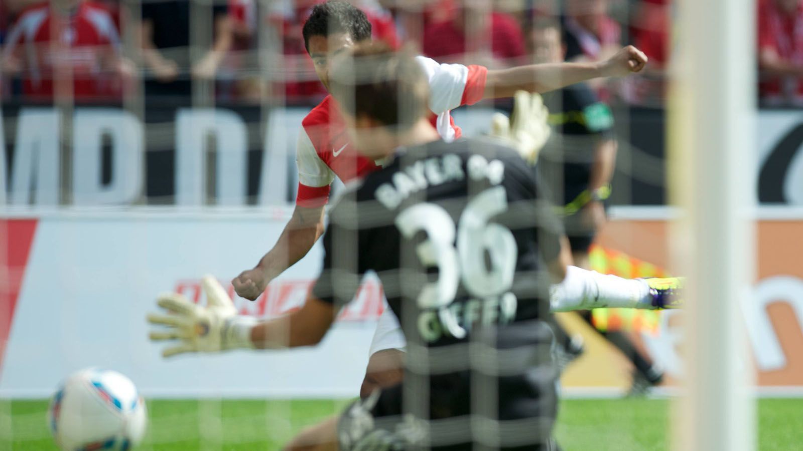 
                <strong>Fabian Giefer (Bayer Leverkusen) </strong><br>
                7. August 2011: FSV Mainz 05 – Bayer LeverkusenBayer-Keeper Fabian Giefer wollte den Ball nach einer Rückgabe direkt weiterspielen - und baute einen Querschläger. Der schnell reagierende Mainzer Sami Allagui schnappte sich die Kugel und schob den Ball an Giefer vorbei ins Tor.
              