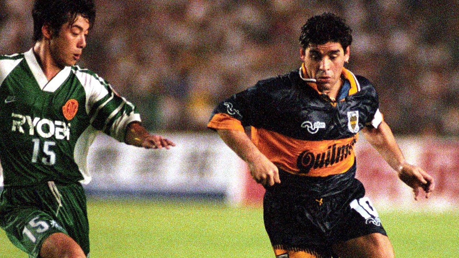 
                <strong>Diego Maradona (Boca Juniors)</strong><br>
                Zeit im Verein: Oktober 1995 bis Oktober 1997 (vorher auch in der Saison 1981/1982)Position: MittelfeldDer ehemalige Weltstar (r.) ist das Gesicht, das Fußballfans auf der ganzen Welt mit den Boca Juniors verbinden. Allerdings war er bei seinem zweiten Engagement bei weitem nicht mehr auf der Höhe seines Schaffens, hatte zuvor seine Dopingsperre wegen der positiven Probe während der WM 1994 absitzen müssen. Aber allein Maradona noch einmal im Trikot des Klubs spielen zu sehen, war ein Ereignis, von dem die Fans ein Leben lang zehren dürften.
              