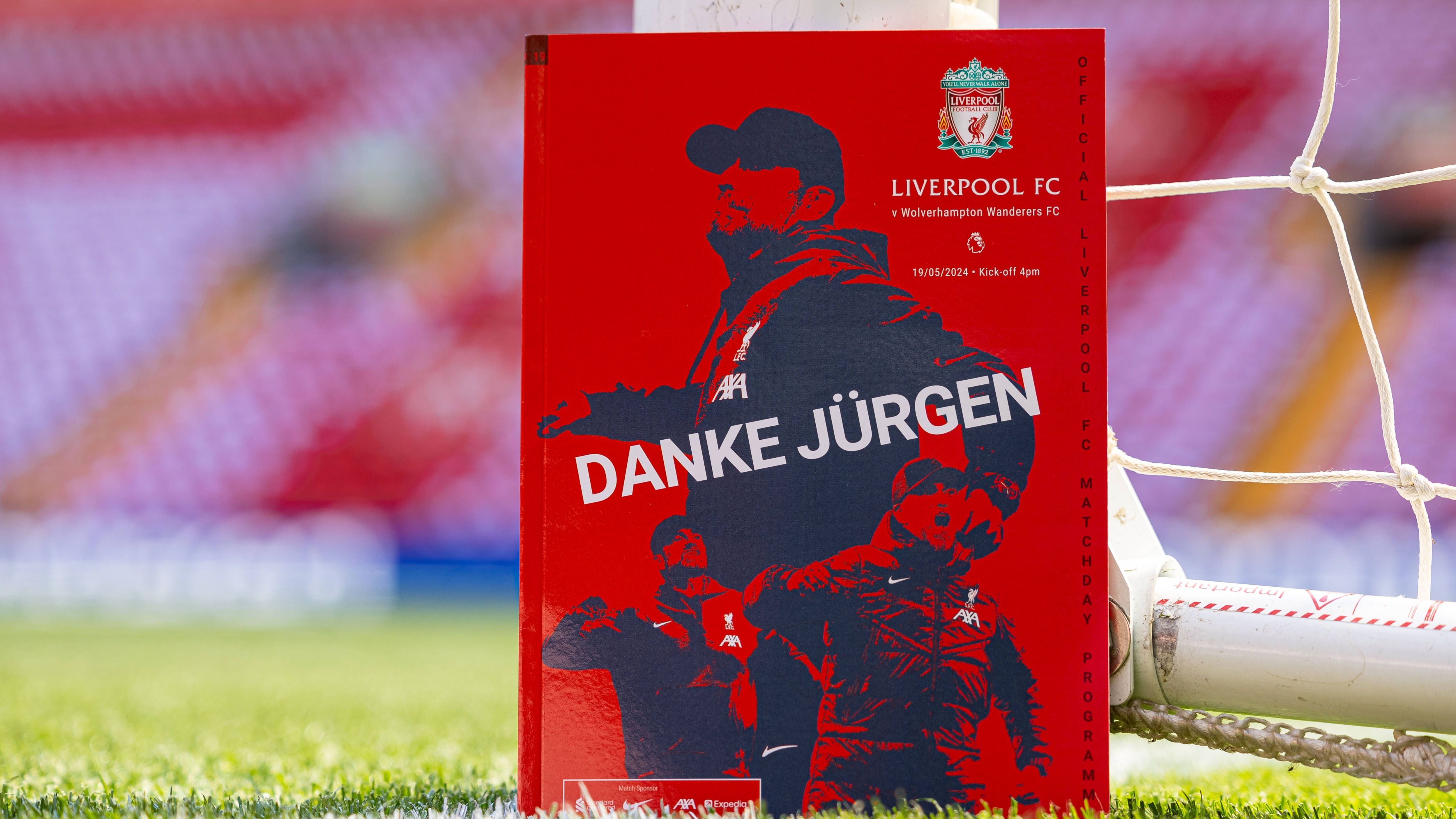 <strong>Danke Jürgen</strong><br>Natürlich stand auch das Programmheft für das abschließende Saisonspiel gegen Wolverhampton ganz im Zeichen des Abschieds von Jürgen Klopp, der mit den "Reds" in seiner Ära unter anderem englischer Meister und Champions-League-Sieger wurde.&nbsp;