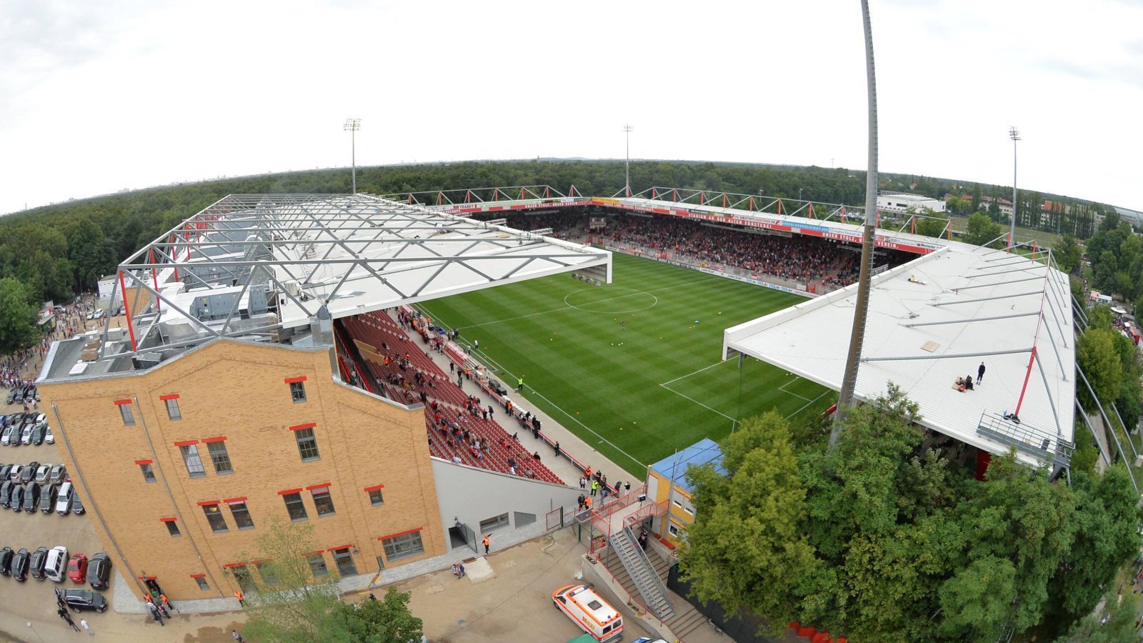 
                <strong>Platz 1: Stadion an der alten Försterei (1. FC Union Berlin)</strong><br>
                Für viele das beste Stadionerlebnis in Deutschland! Drei der vier Tribünen sind komplette Stehbereiche und das macht sich auch in der Stimmung bemerkbar. Egal wie es steht, egal wie lange noch zu spielen ist, egal welches Wetter: Die Union-Fans singen und feuern ihr Team immer an. In Zeiten, in denen enge Kultstadien wie der Aachener Tivoli oder das Hamburger Millerntor umgebaut oder abgerissen wurden, bietet die alte Försterei - ausgerechnet in der Bundeshauptstadt Berlin- einen Kontrast zu moderneren 0815-Arenen in Deutschland. Fußball-Romantik in seiner reinsten Form!
              