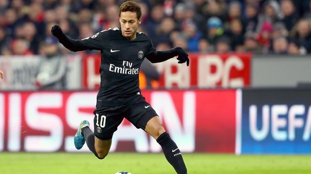 
                <strong>Neymar (Paris St. Germain)</strong><br>
                Der brasilianische Superstar Neymar ist gerade einmal etwas mehr als ein halbes Jahr bei Paris St. Germain, schon wird über einen Abgang des Flügelflitzer spekuliert. Demnach soll der ehemalige Barca-Profi laut "Mundo Deportivo" spätestens 2019 zurück nach Spanien wechseln - ausgerechnet zu Barcelonas Erzrivalen Real Madrid. Der amtierende Meister und Champions-League-Sieger soll bereit sein, 250 Millionen Euro Ablöse für Neymar zu bezahlen - also fast 30 Millionen Euro mehr, als PSG im Sommer 2017 auf den Tisch legen musste (222 Millionen Euro).
              